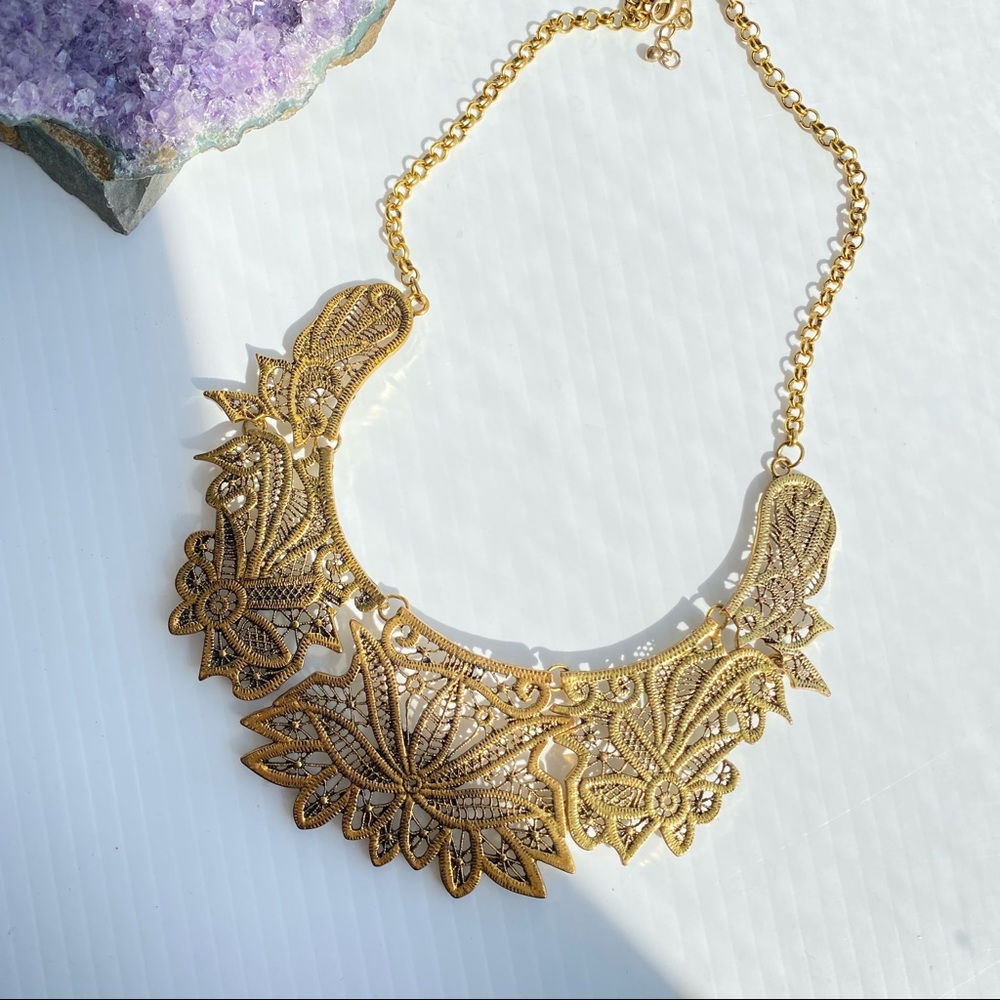 LACE DESIGN STATEMENT NECKLACE IN GOLD